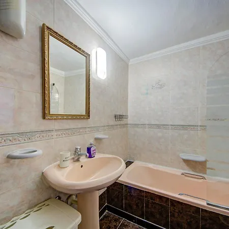 2 Bedroom Near Sea And Bus Stops *