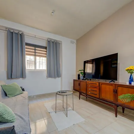 2 Bedroom Near Sea And Bus Stops Apartment *