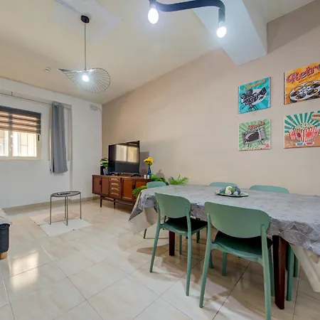2 Bedroom Near Sea And Bus Stops Apartment *