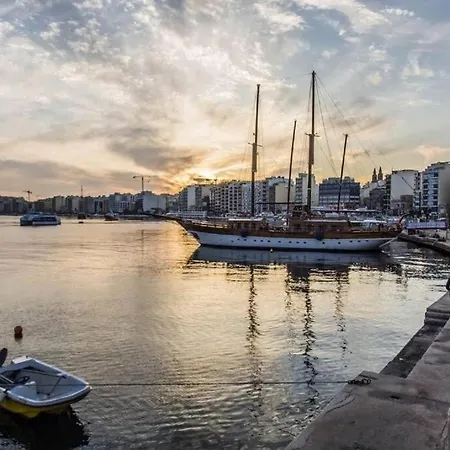2 Bedroom Near Sea And Bus Stops Apartmán